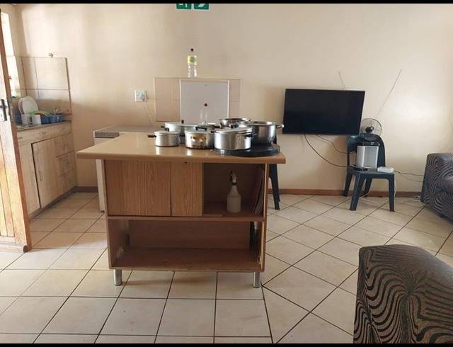 6 BEDROOM HOUSE FOR SALE IN PHILIP NEL PARK